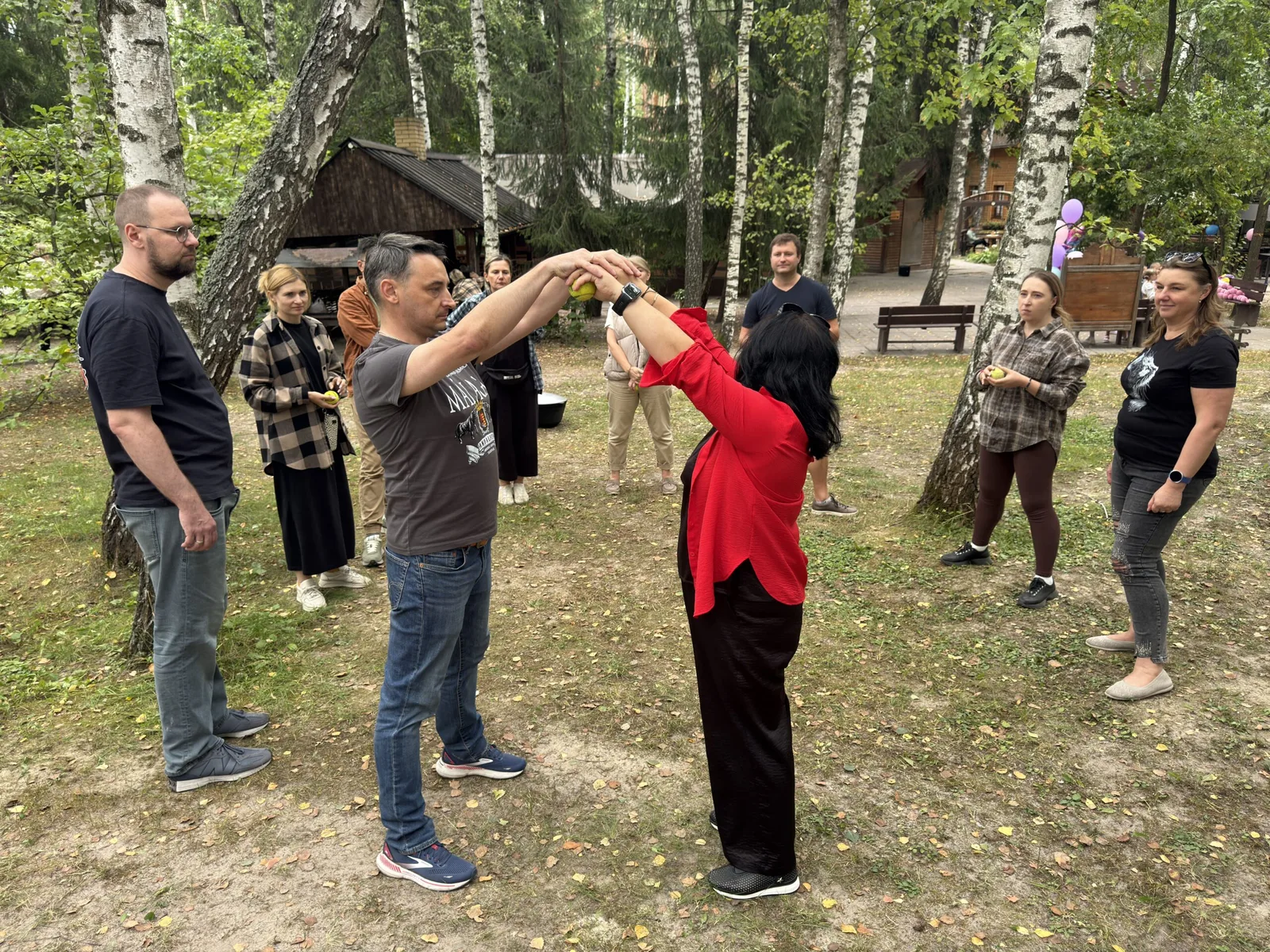 Учасники тренінгу для тренерів з психічного здоров'я під час вправи на свіжому повітрі