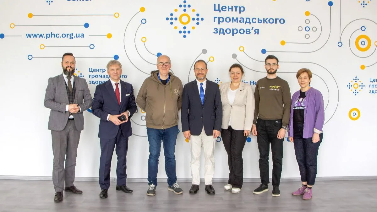 Учасники підписання меморандумів у Центрі громадського здоров'я